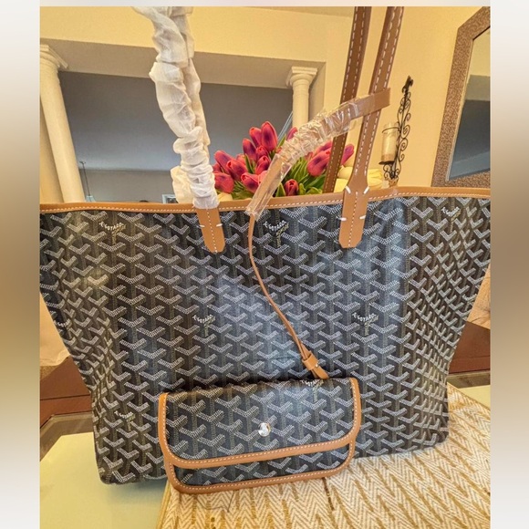 Stylish Gray Tote Bag with Tan Accents - Picture 11 of 12